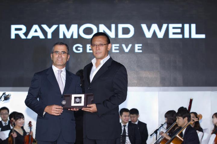Ngài Olivier - con trai hợp pháp của Raymond Weil (bên trái)