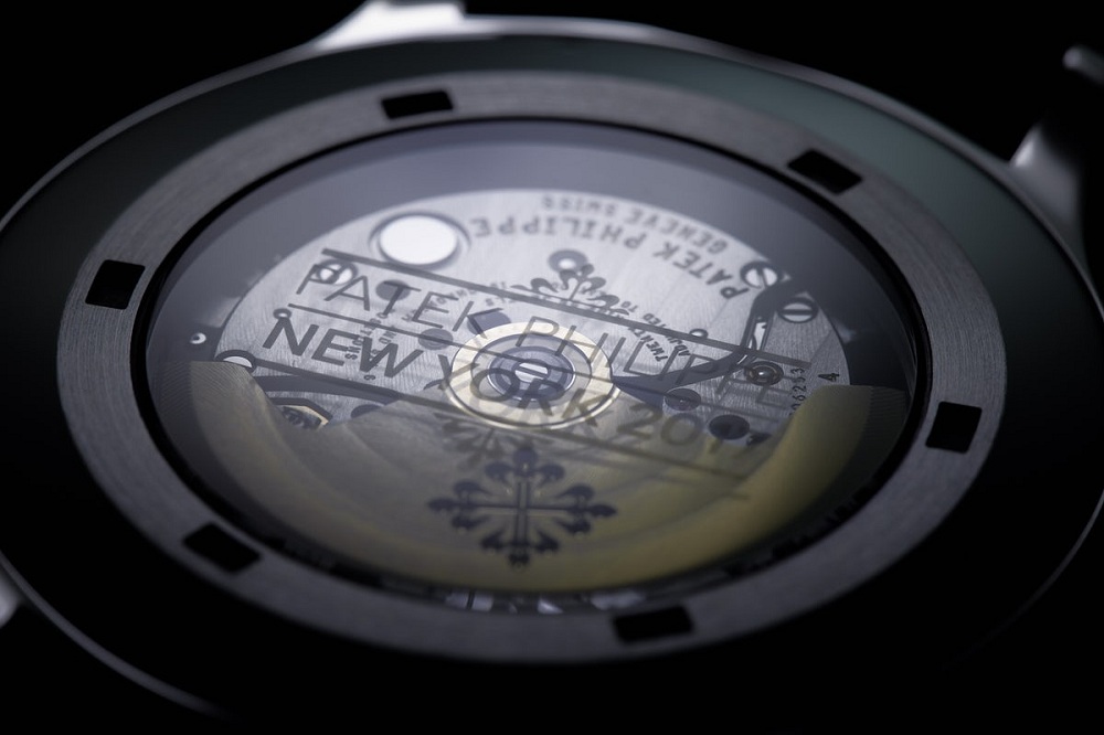 mặt sau đồng hồ Patek Philippe dùng dây da đồng hồ trơn 2