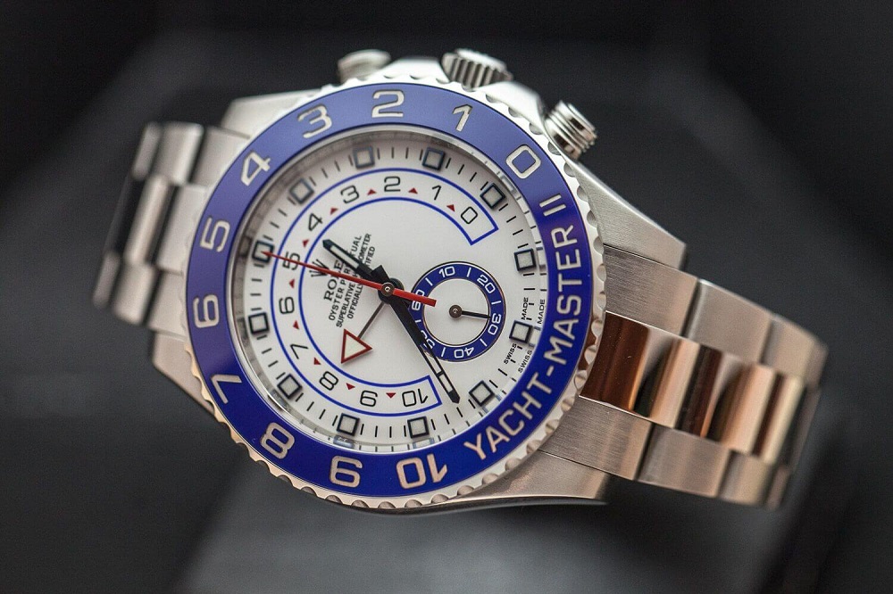 Kim giờ và các cột số của đồng hồ Rolex dây kim loại Yacht - Master II có phủ một lớp dạ quang