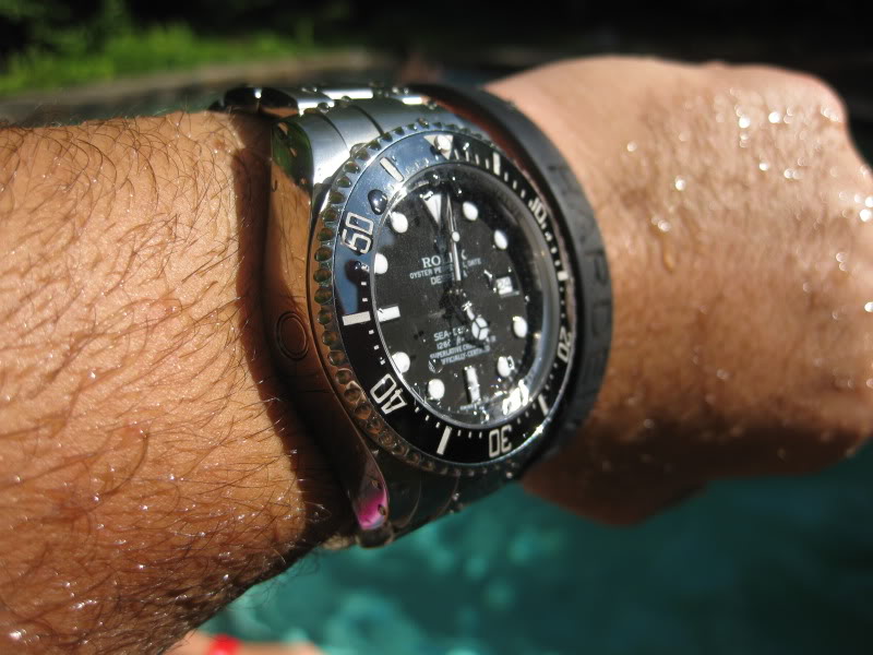 Ô hiển thị thời gian theo ngày của đồng hồ Rolex dây kim loại