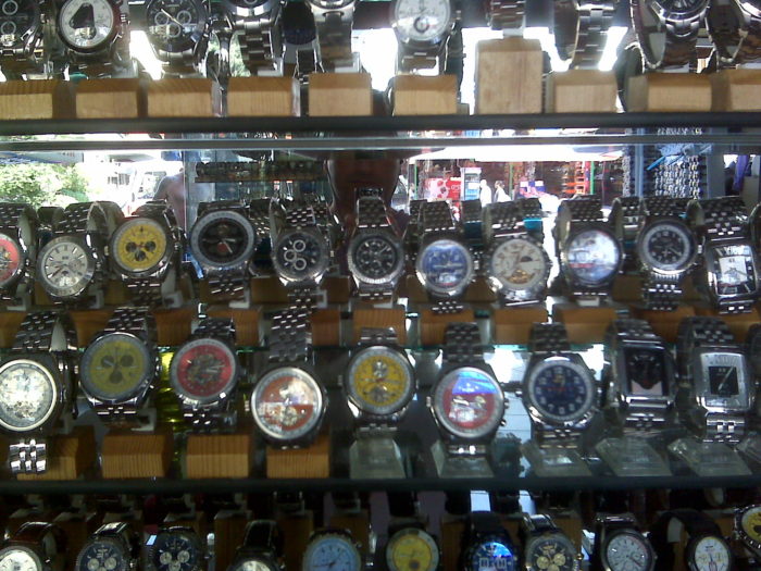 Cửa hàng đồng hồ Fake thường được trang trí như này