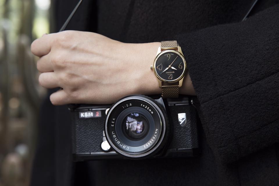 Lý giải sức hút của đồng hồ nữ màu vàng