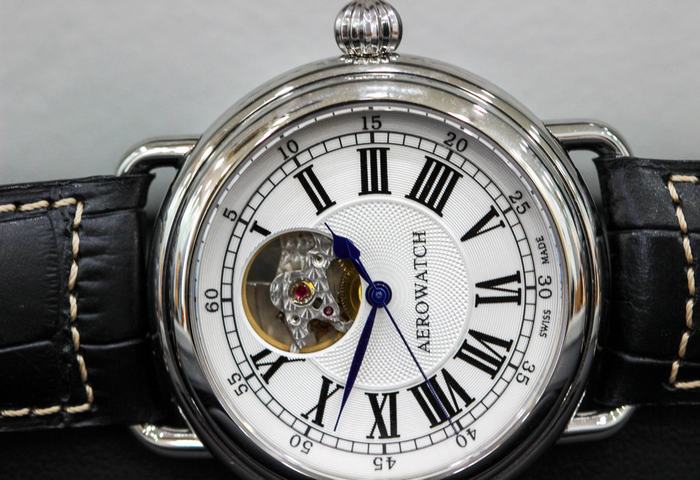 đồng hồ sử dụng kính saphire
