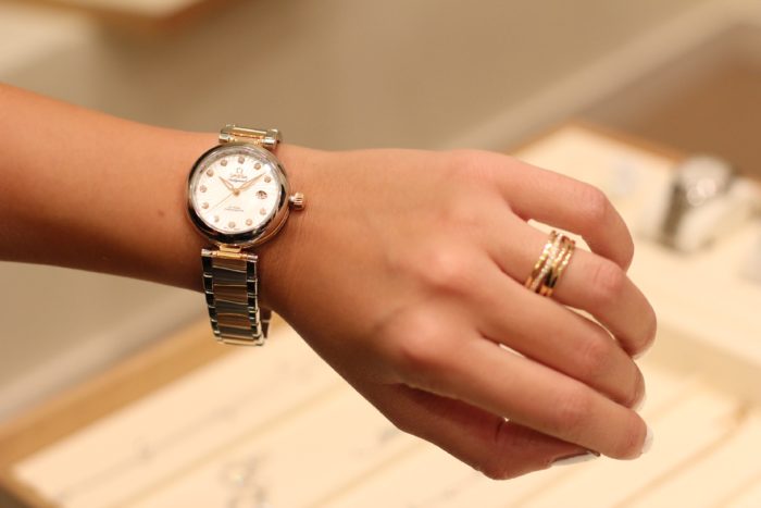Đồng hồ Omega dây kim loại