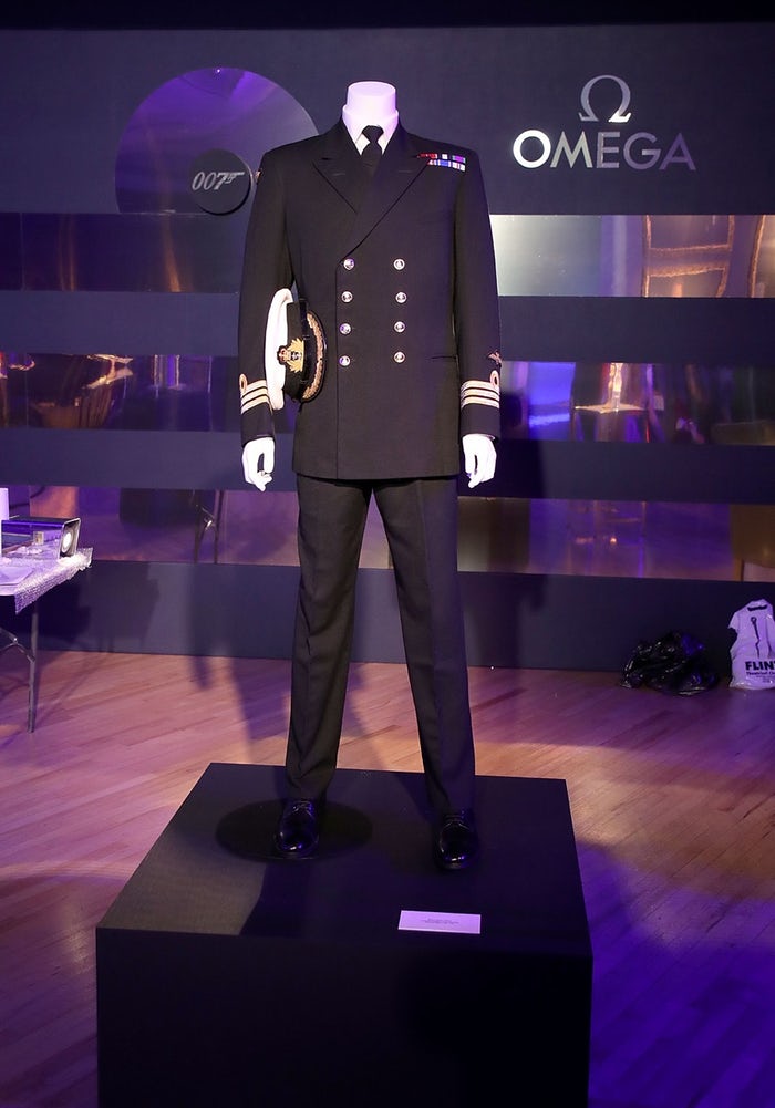thiết kế trang phục cho 007
