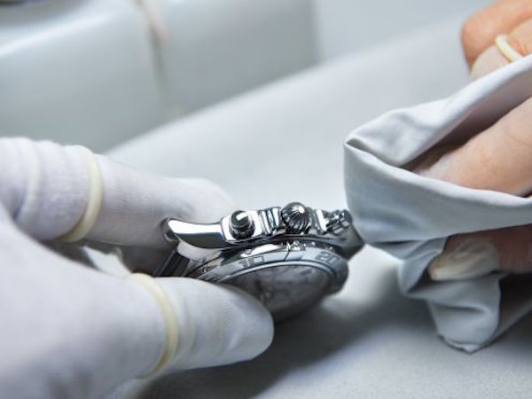 Đánh bóng mặt đồng hồ L'Duchen tại Hà Nội