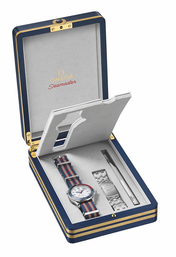 Bộ sản phẩm đồng hồ Omega Seamaster 007 bao gồm 2 dây kim loại và dây vải dù Navy