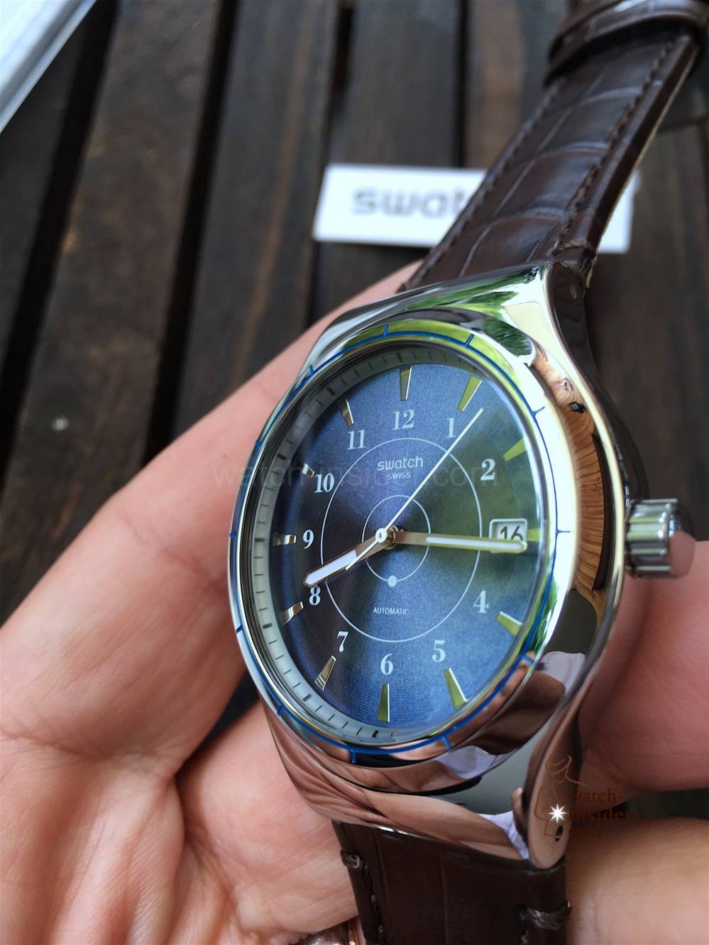 Ô hiển thị thời gian ở mẫu đồng hồ dây da Swatch