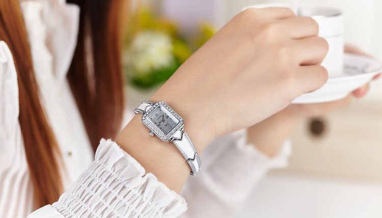 Thiết kế đồng hồ dây da mặt vuông nữ- Phong thủy và thời trang