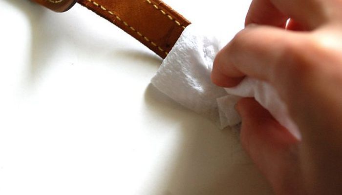 vệ sinh dây da đồng hồ