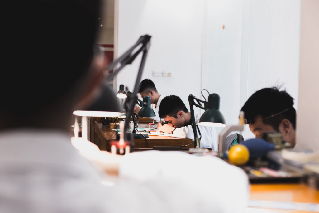 kỹ thuật viên Thay mặt kính đồng hồ 