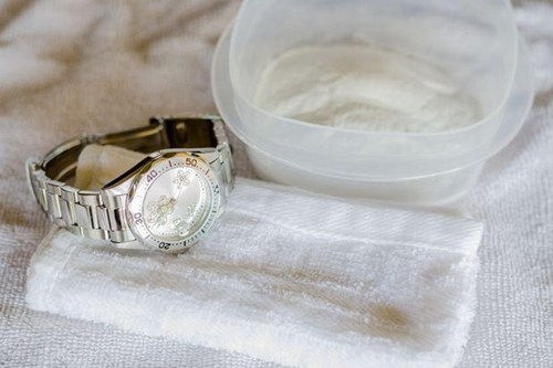 Làm sạch dây đeo đồng hồ kim loại bằng cồn