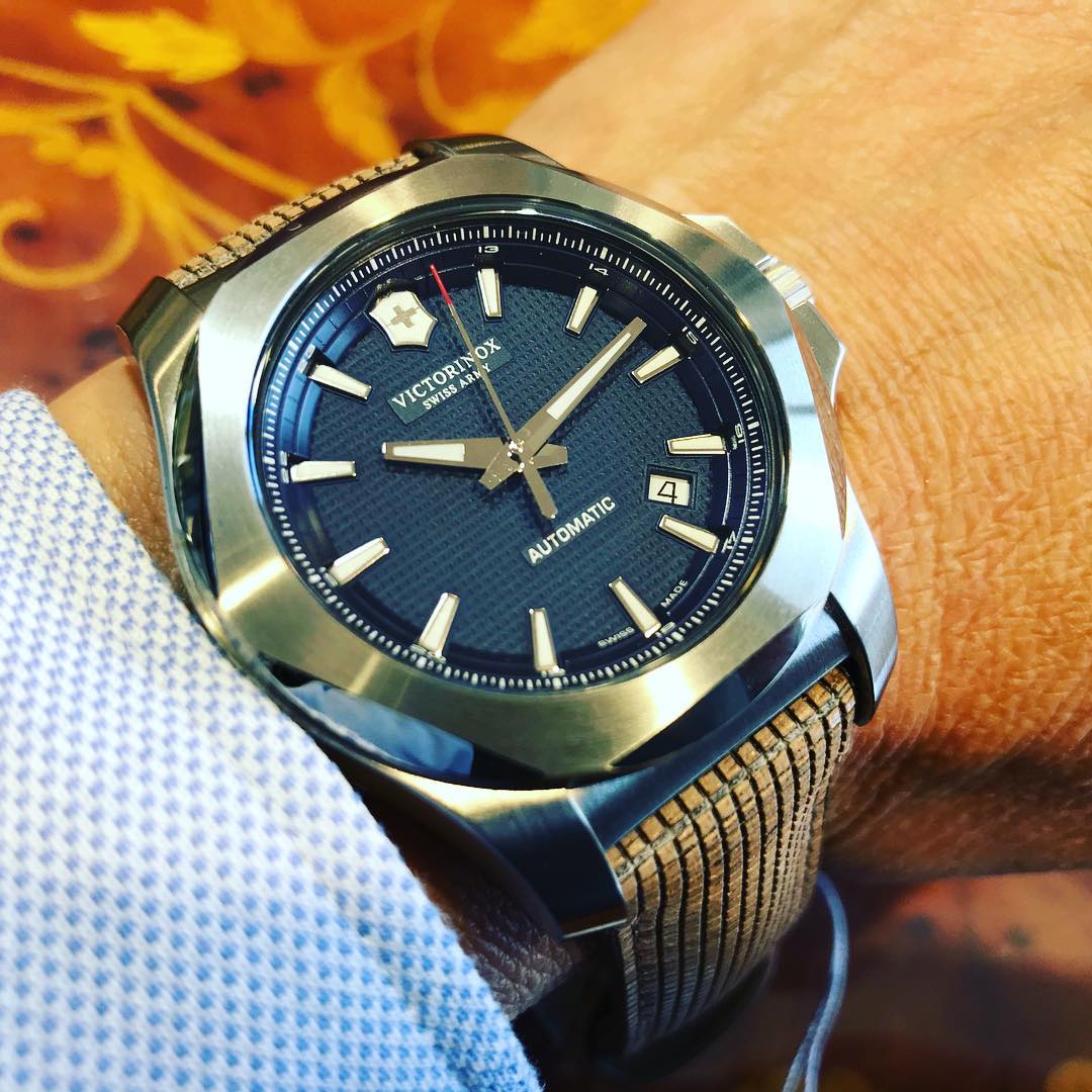 Đồng hồ Victorinox có thiết kế hoàn hảo từ những cọc số, cây kim